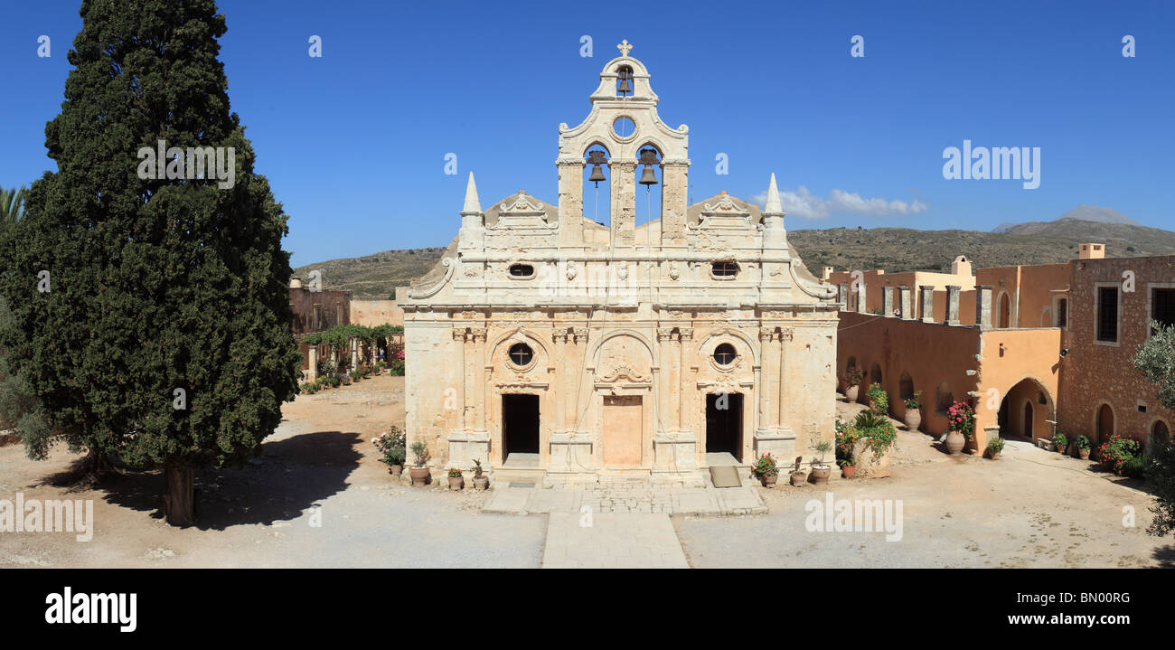 Panorama von Kloster Arkadi, Kreta, mit der Kirche oder dem Katholikon im Mittelpunkt. Stockfoto