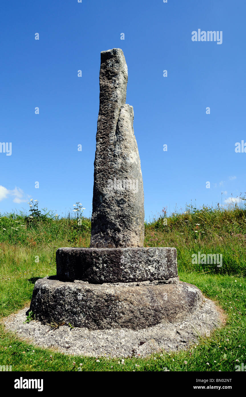 der "Tristan-Stein" eine alte 7ft Monolith, am Straßenrand in der Nähe von Fowey in Cornwall, Großbritannien Stockfoto
