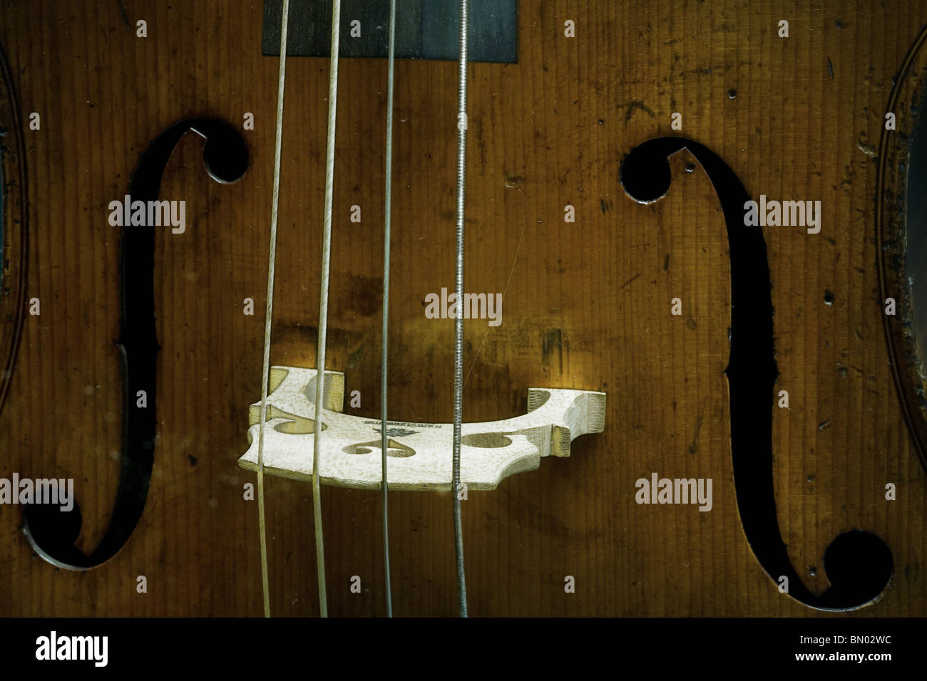 Detail von einem Violoncello F-Löcher Stockfoto