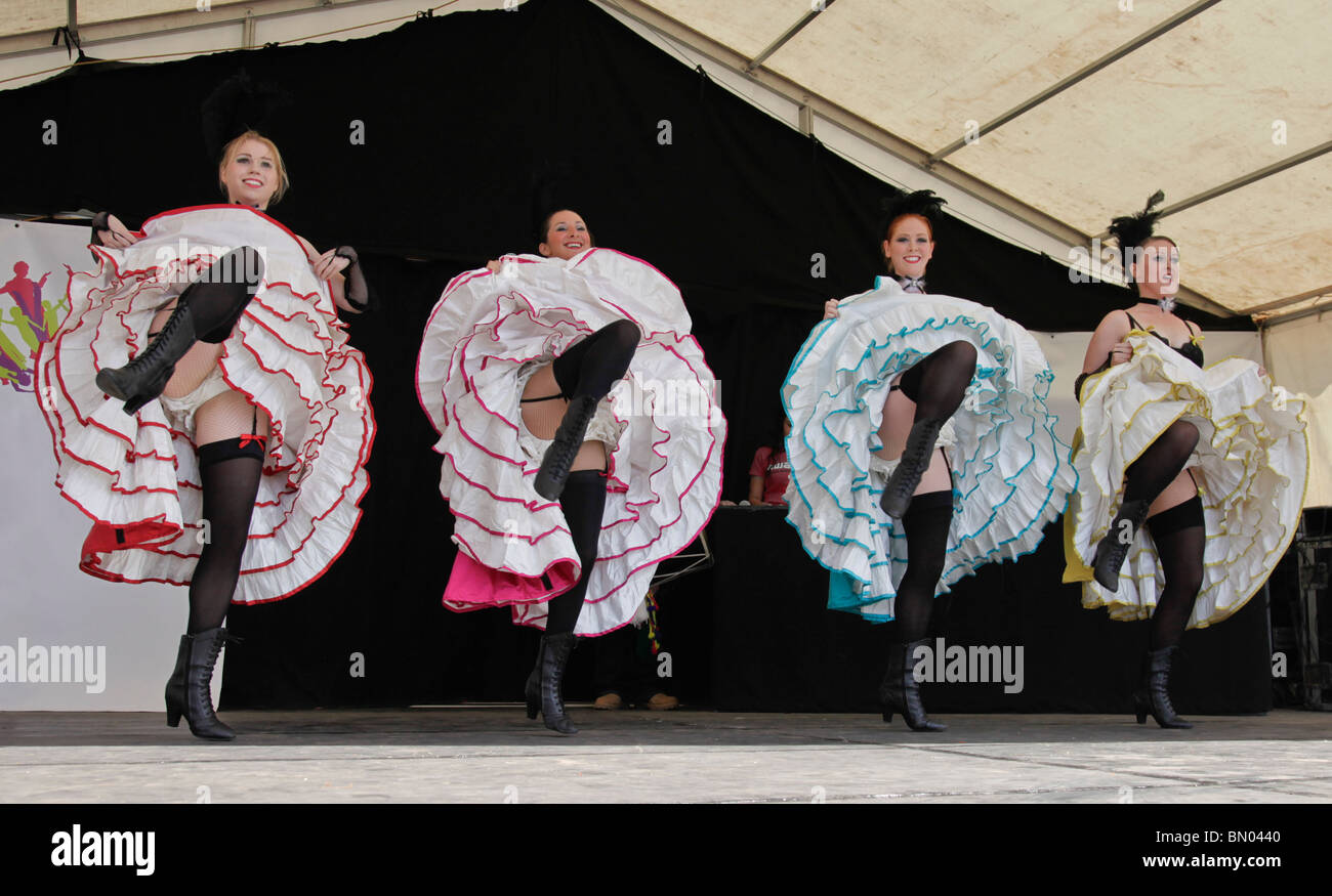 Französische Affäre, eine Truppe von traditionellen Can-Can Tänzerinnen auf der Bühne im Jahr 2010 Glasgow Mela Stockfoto