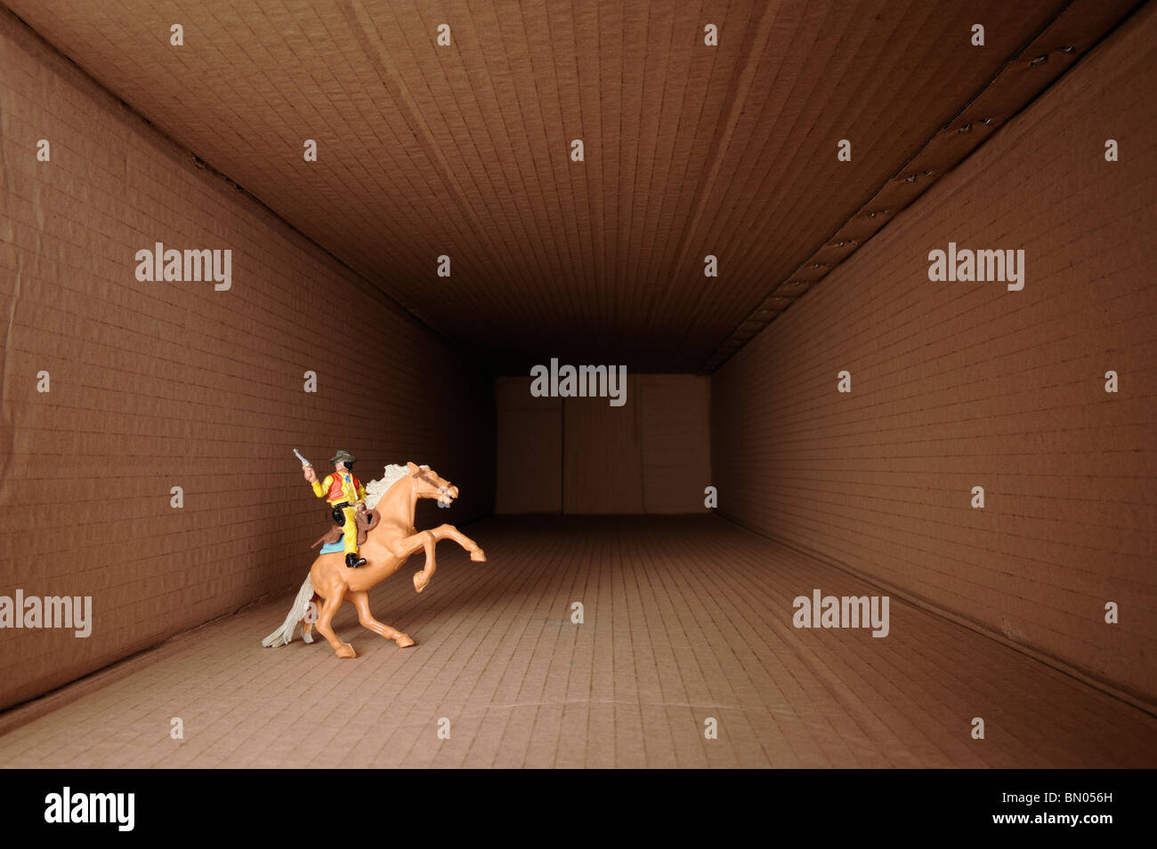 Cowboy und Pferd in einer box Stockfoto