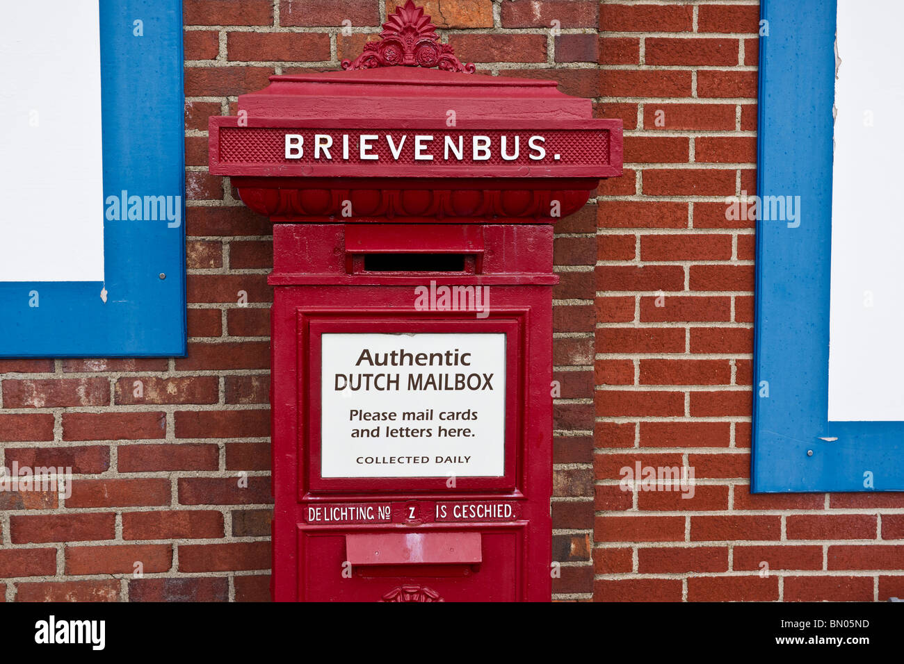 Tulip Time Festival Dutch Holland Michigan in den USA ein authentischer historischer holländischer Briefkasten auf rotem Backsteinmauerhintergrund in Windmill Island Hi-res Stockfoto