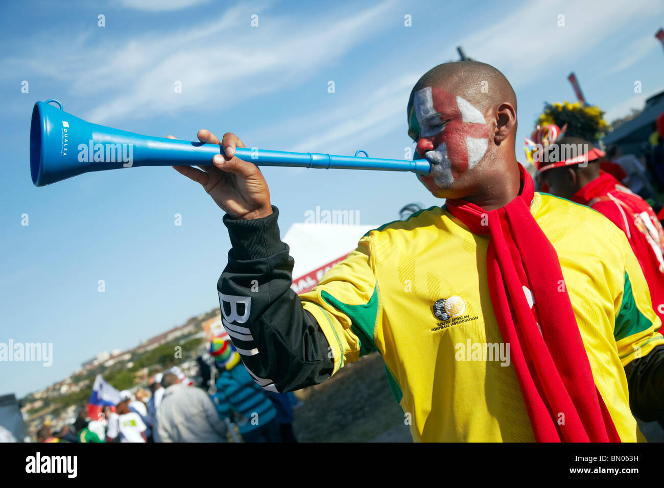 Südafrikanische Fußball Fan Vu Vu zela Stockfoto