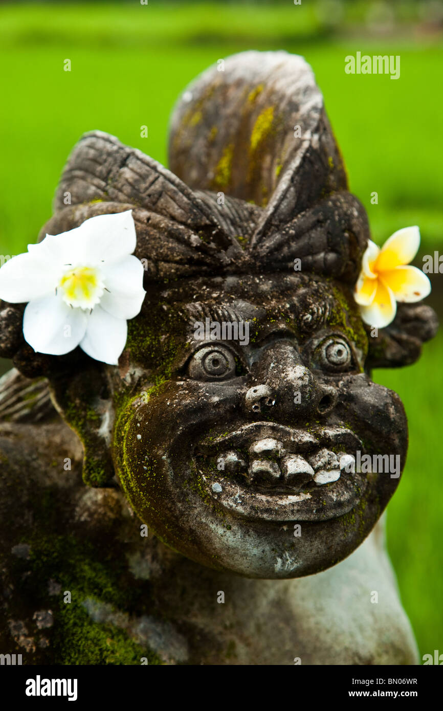 Eine balinesische Togog ist eine dekorative geformten Kopf, oft mit Blumen geschmückt. Stockfoto