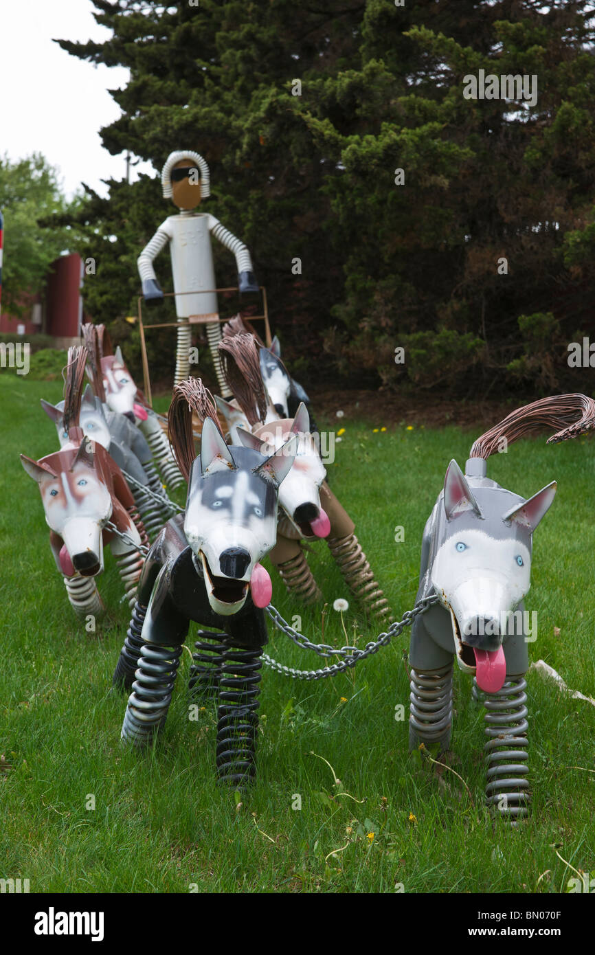 Tulip Time Festival Dutch Holland Michigan Moderne Padnos Skulpturen von Hundeschlittenfahrten aus Schrott recyceln niemanden vertikal in den USA Hi-res Stockfoto