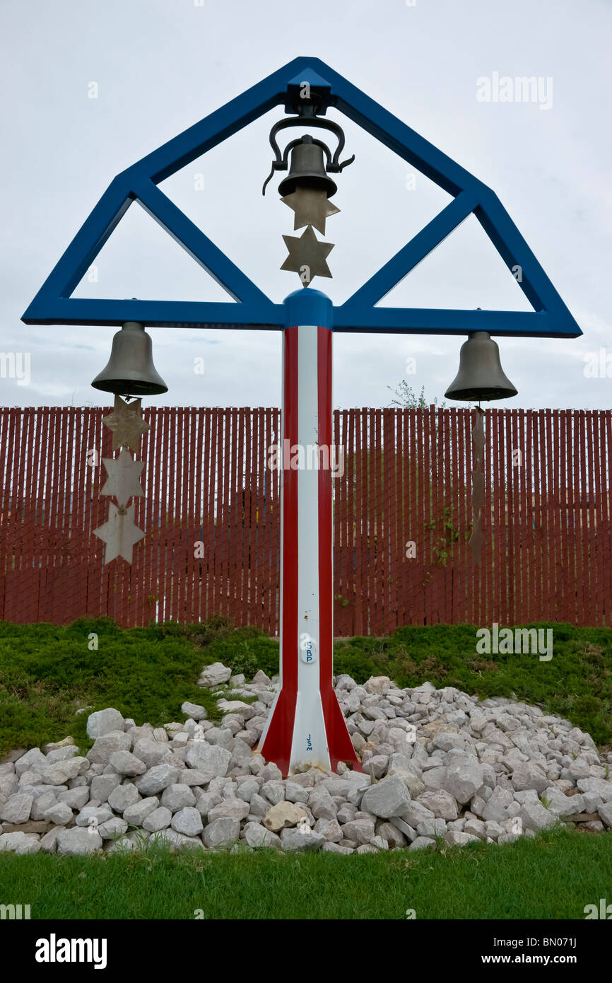 Tulip Time Festival Dutch Holland Michigan in den USA Stars, Streifen und Glocken alle amerikanischen Farben Skulpturen machten im Freien niemanden vertikal Hi-res Stockfoto