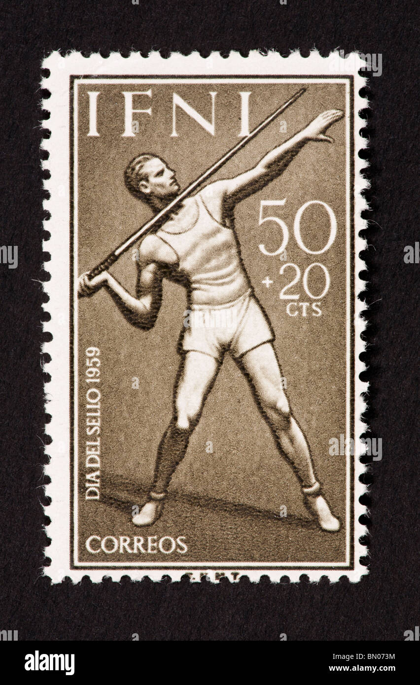 Briefmarke von Ifni Darstellung ein Speerwerfer. Stockfoto