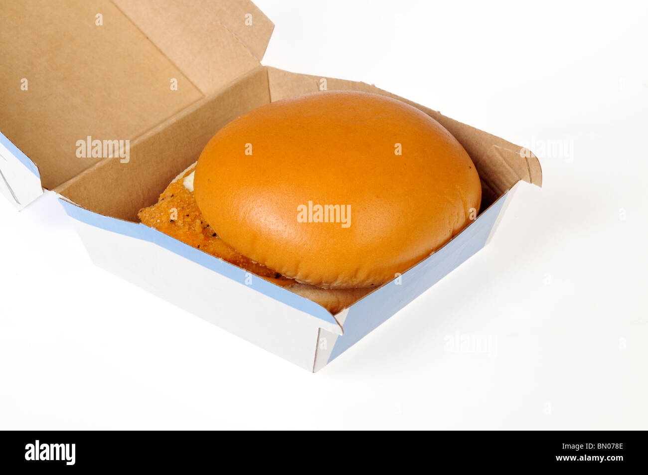 McDonalds Fischfilet sandwich im original Karton verpackung auf weißem Hintergrund. Stockfoto