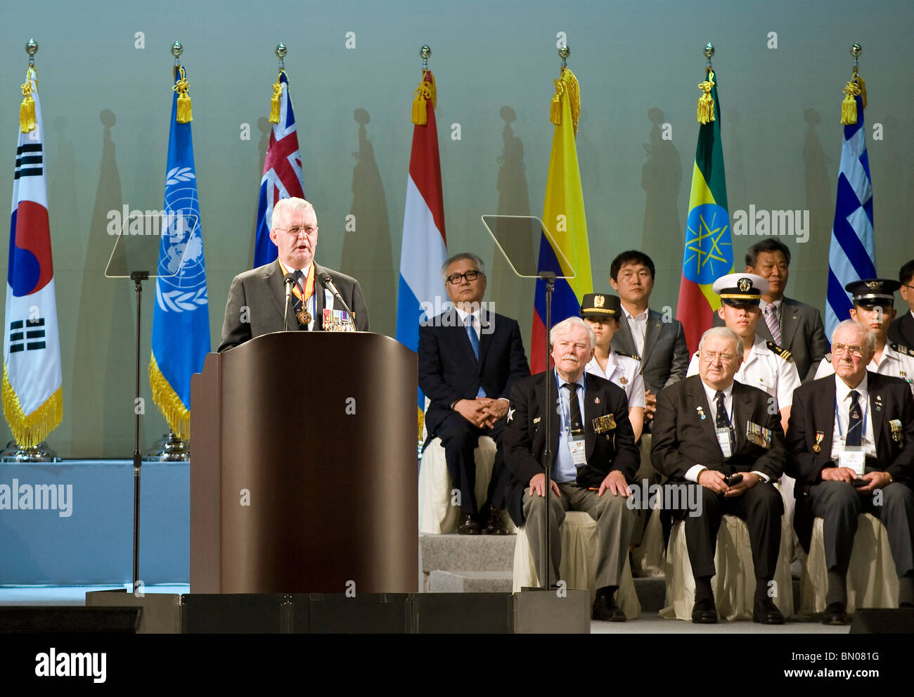 Britische Korea-Krieg-Veteran Oberst George Gadd spricht Ata Zeremonie anlässlich des 60. Jubiläums des Korea-Krieges Stockfoto