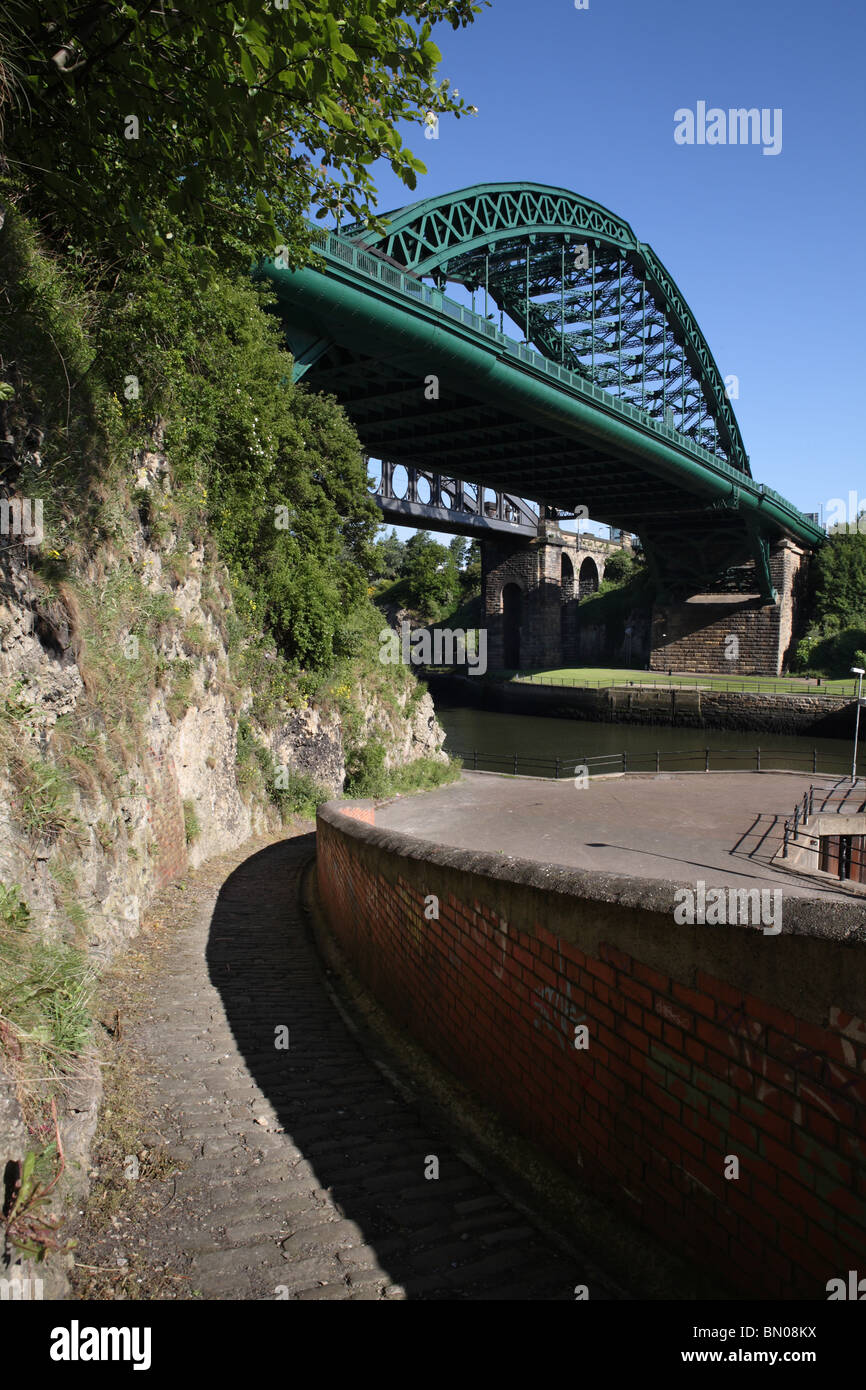 Wearmouth Straßen- und Eisenbahnbrücken aus Süd-Ost. Sunderland, Vereinigtes Königreich. Stockfoto