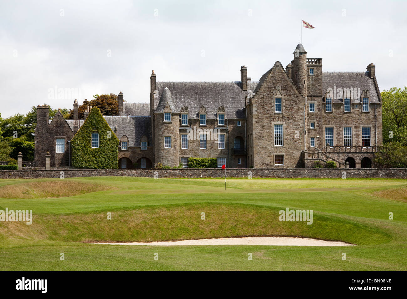 Rowallan Castle, Golfclub in der Nähe von Kilmaurs, Ayrshire, Schottland. Blick auf das 18. Grün. Kurs von Colin Montgomery. Stockfoto