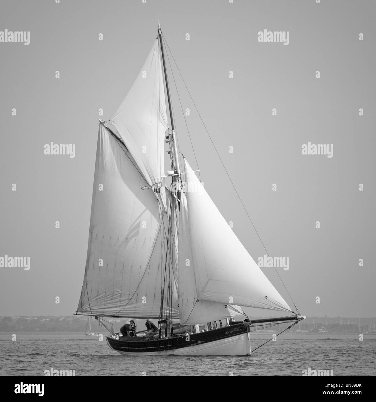 Eine alte Gaff rigged Segelboot im Solent Stockfoto