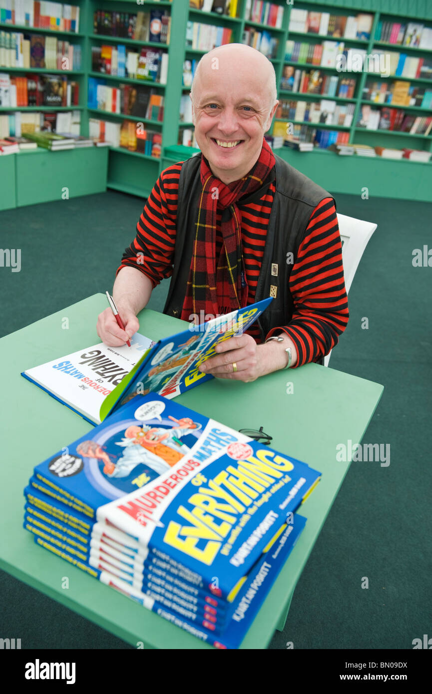 Schriftsteller Kjartan Poskitt Buch signieren, wenn Autoren ihre Fans in Hay Festival Grundschulen Tag aufeinander treffen Stockfoto