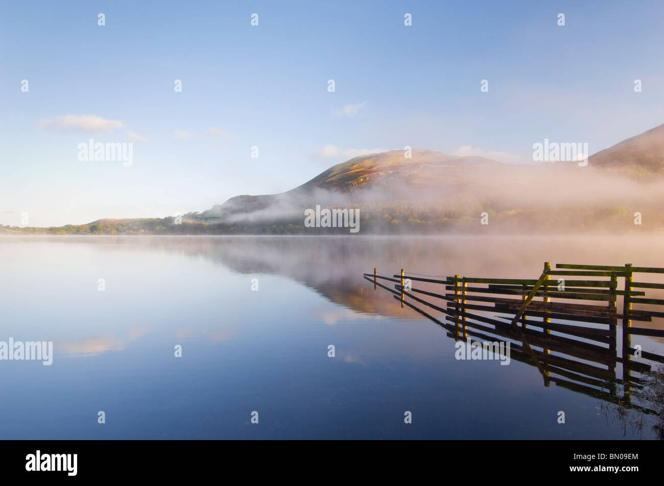 Misty Dawn auf Loweswater, Lake District National Park Stockfoto