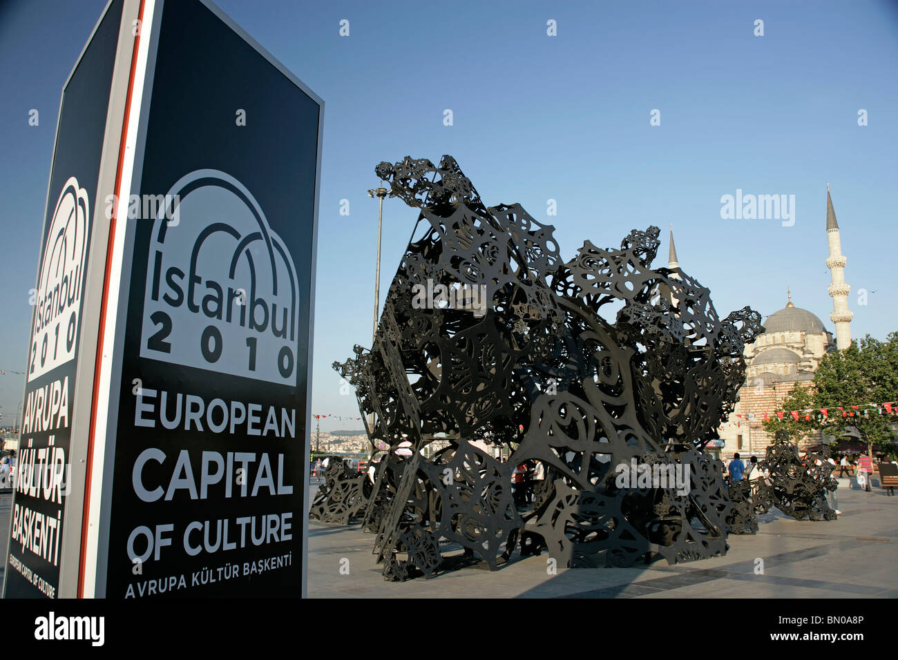 Istanbul 2010 Europäische Kulturhauptstadt: zeitgenössische Skulptur durch die neue Moschee in Eminönü Stockfoto