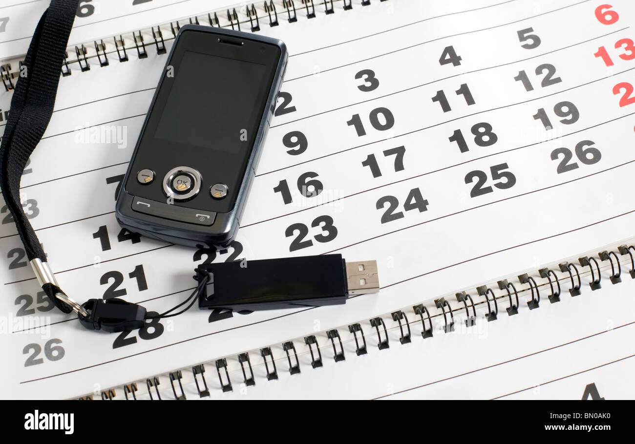 Handy und USB-Stick sind im Kalender Stockfoto