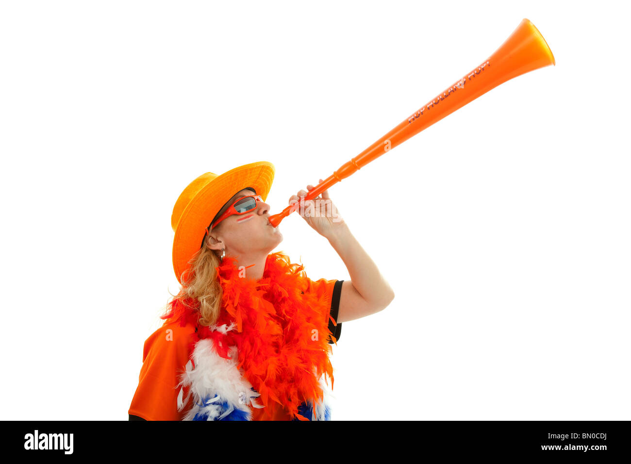 Weibliche niederländische Fußball-Anhänger mit orange Kunststoff Vuvuzela auf weißem Hintergrund Stockfoto