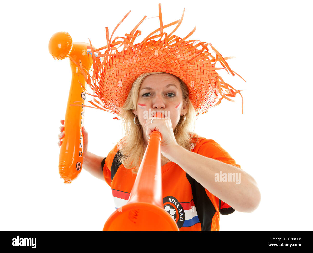 Weibliche niederländische Fußball-Anhänger mit orange Kunststoff Vuvuzela und gesprengten Hammer auf weißem Hintergrund Stockfoto