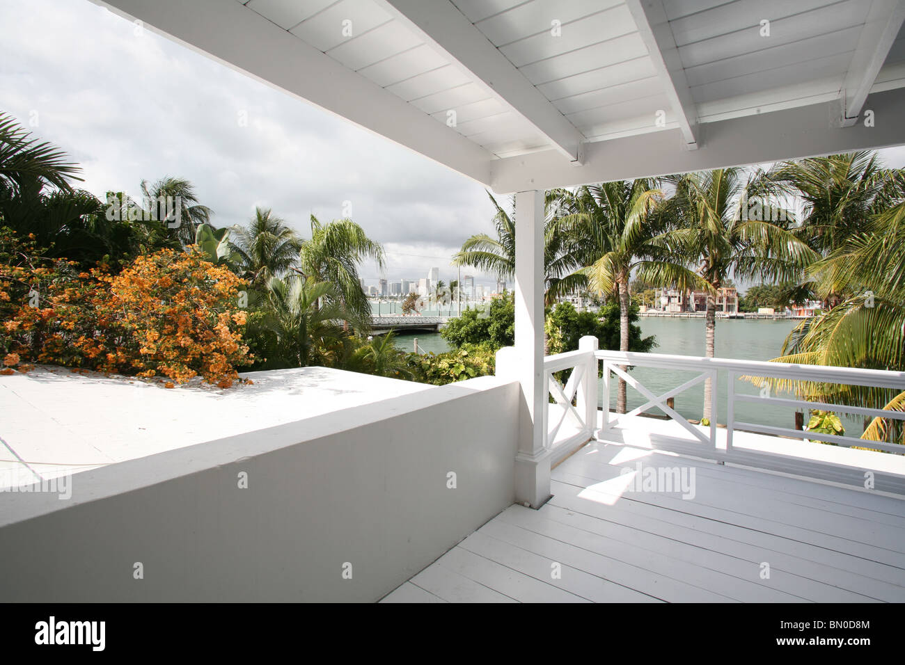 Blick vom Haus über die Terrasse auf die Skyline von Miami Stockfoto