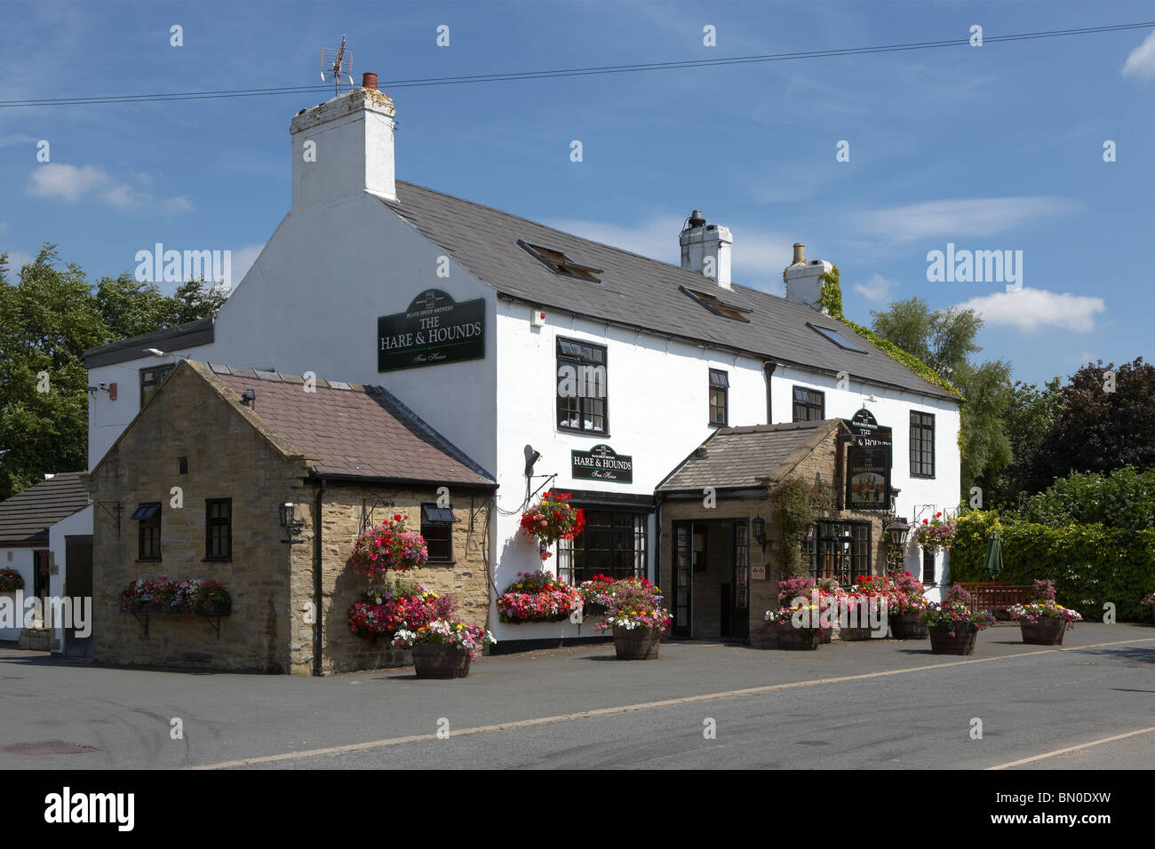 TRADITIONELLE ENGLISCHE PUB BURTON LEONARD DORF NORTH YORKSHIRE, VEREINIGTES KÖNIGREICH Stockfoto