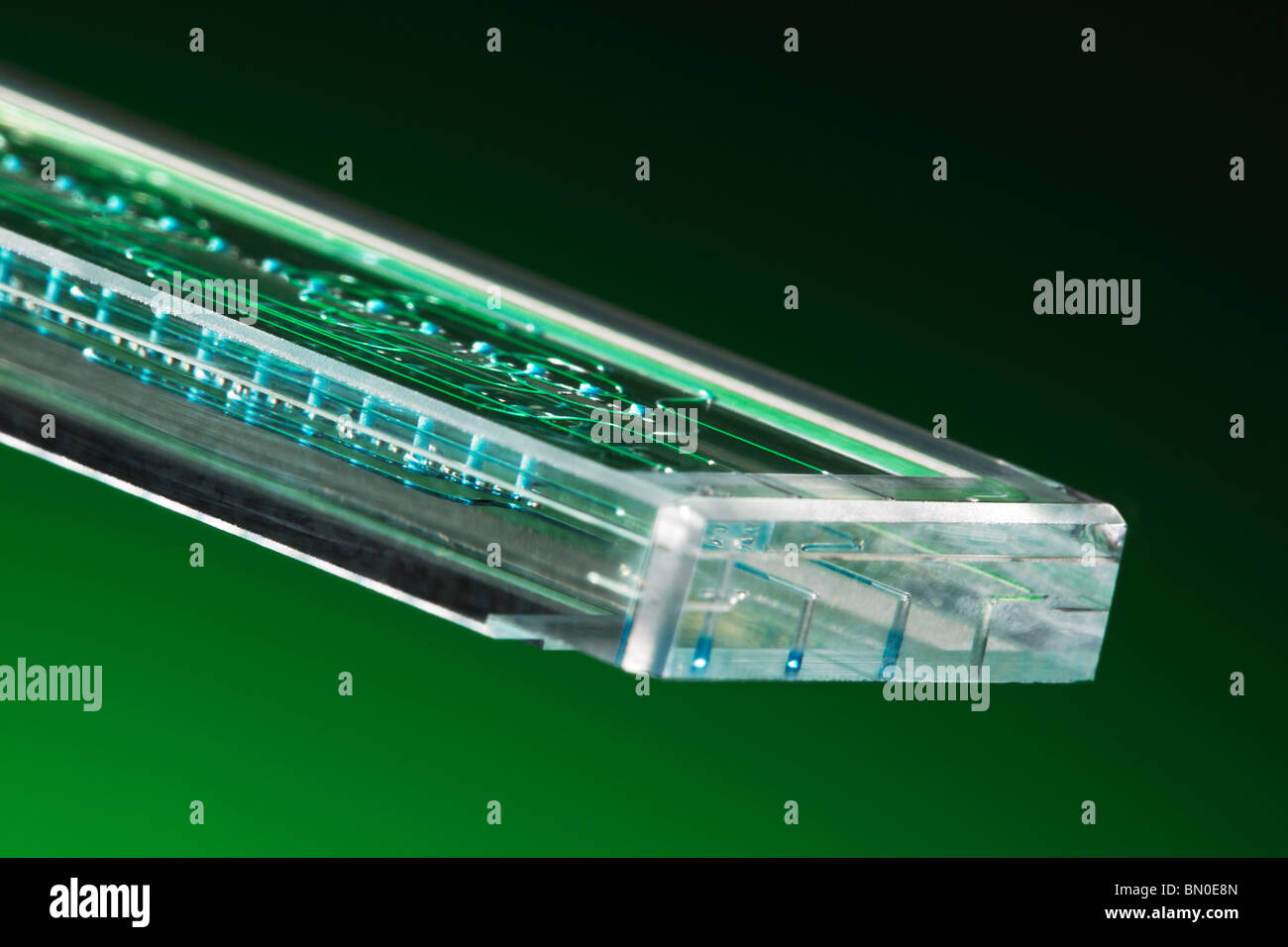 Mikrofluidische Ätzglas haarfeinen Chip mischen Mutiple Fluidströme von Flüssigkeiten in Mikro & Nano Technologie-Anwendungen Stockfoto