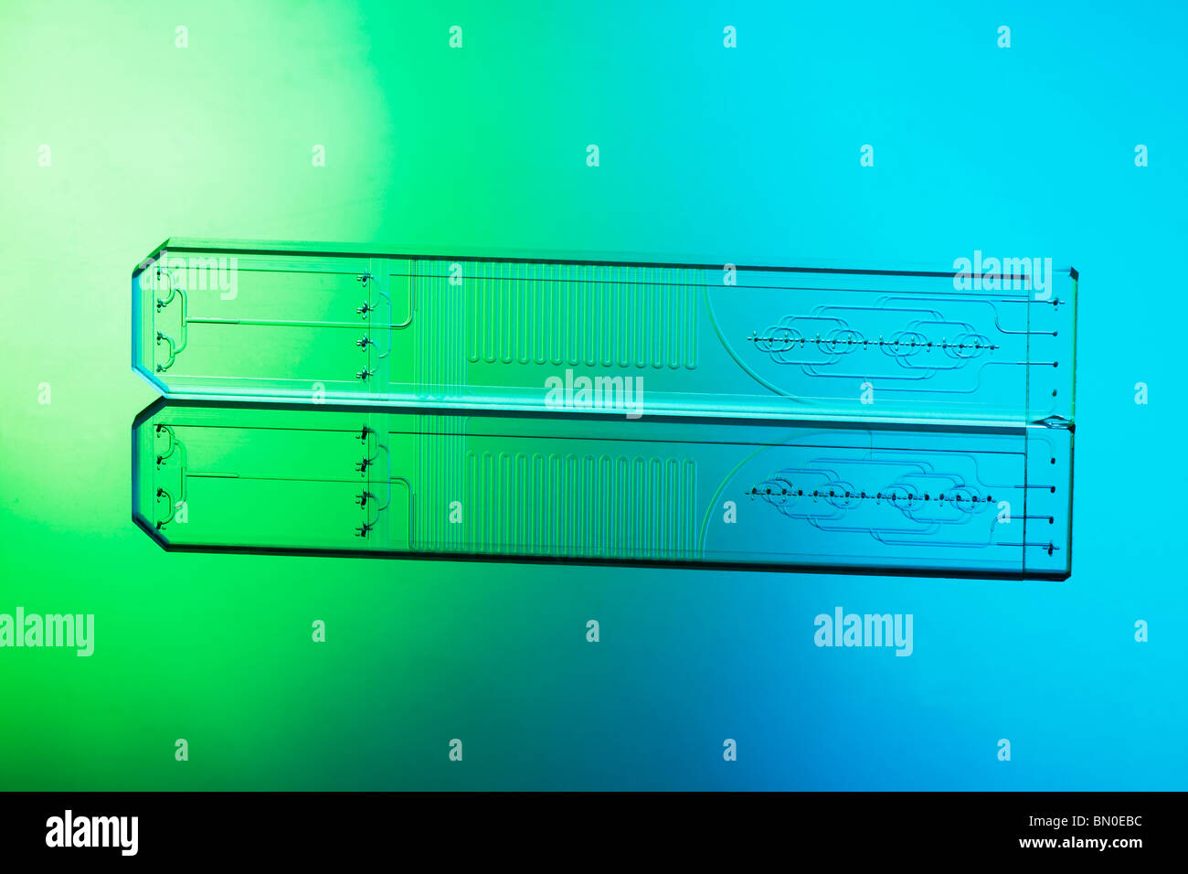 Mikrofluidische Ätzglas haarfeinen Chip mischen Mutiple Fluidströme von Flüssigkeiten in Mikro- und Nano Technologie-Anwendungen Stockfoto