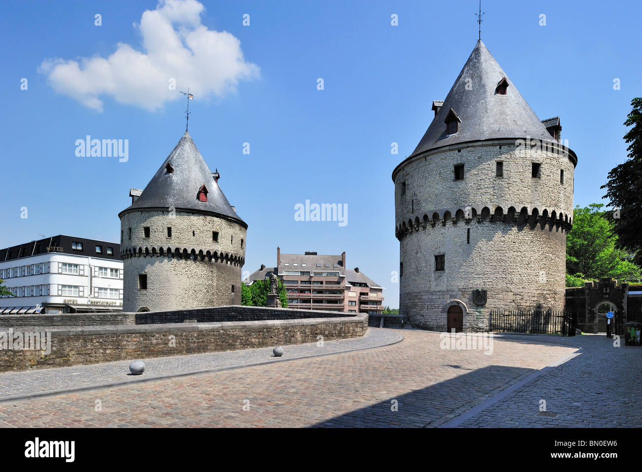 Die Broel Türme und Brücke über den Fluss Lys in Kortrijk, Belgien Stockfoto