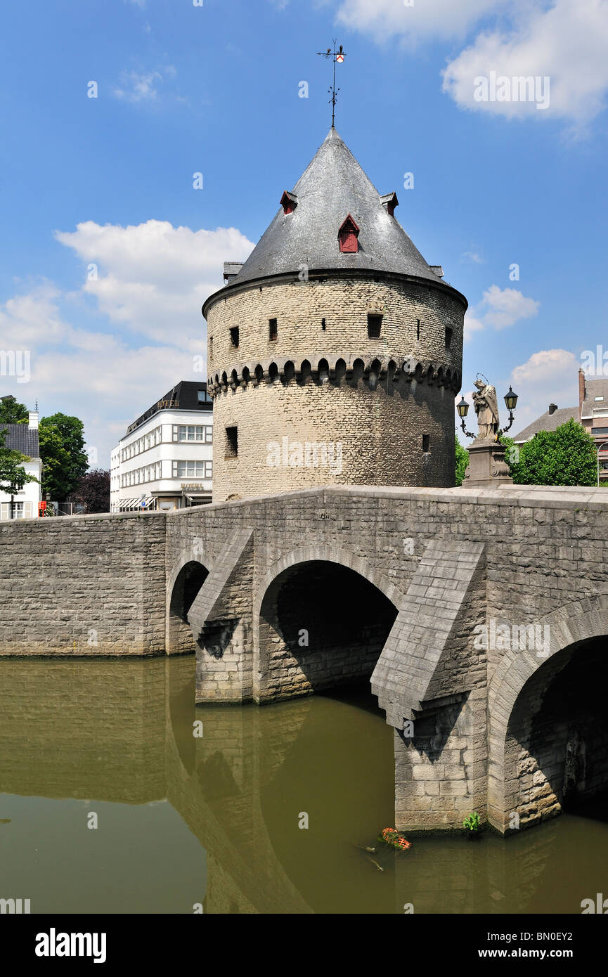 Die Broel Türme und Brücke über den Fluss Lys in Kortrijk, Belgien Stockfoto