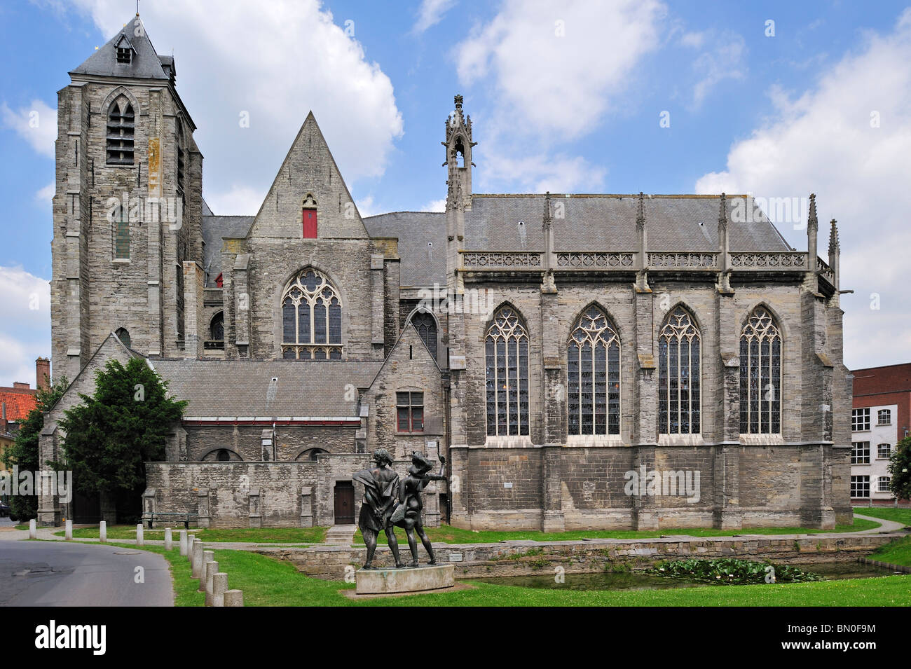 Die Church of Our Lady (Onze-Lieve-Vrouwekerk) in Kortrijk, Belgien Stockfoto