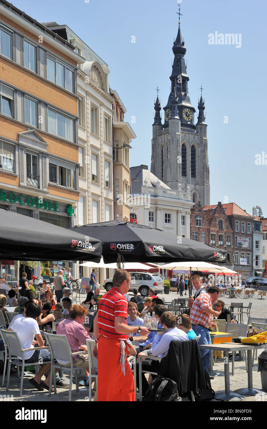 St. Martins Kirche und Touristen im Straßencafé an der Grand Place, Kortrijk, Belgien Stockfoto