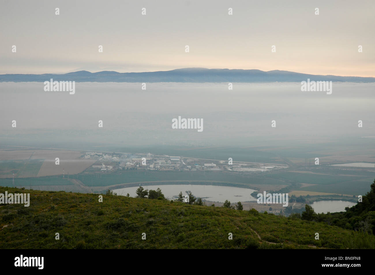 Israel, Haifa Bay Industriegebiet. Die Luftverschmutzung die Inversionsschicht ist sichtbar Stockfoto