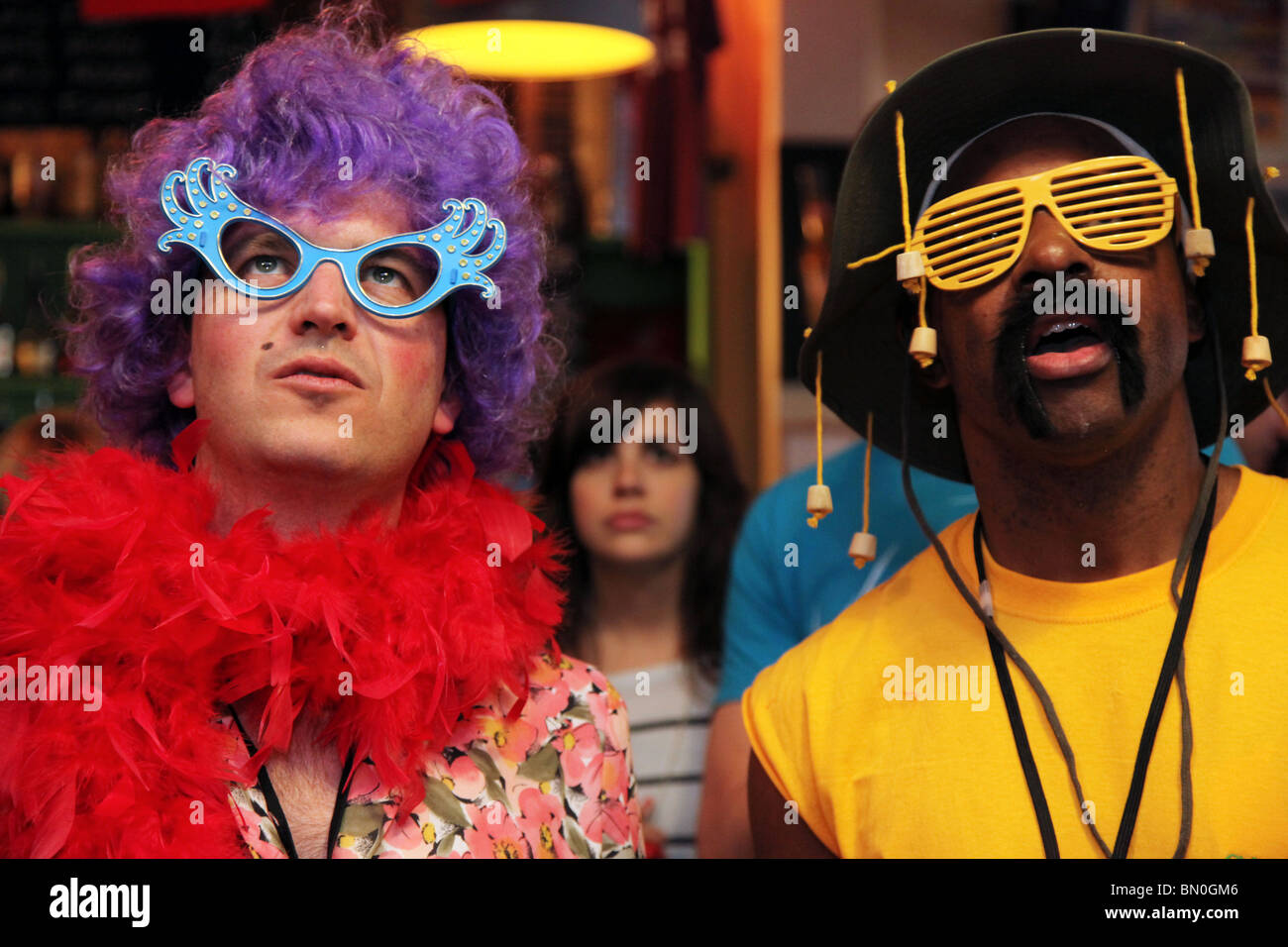 Gerade Australien V Ghana im Fernsehen Richmix, Shoreditch im australischen Kostüm, Teil von einem Junggesellenabschied Pub kriechen. Stockfoto