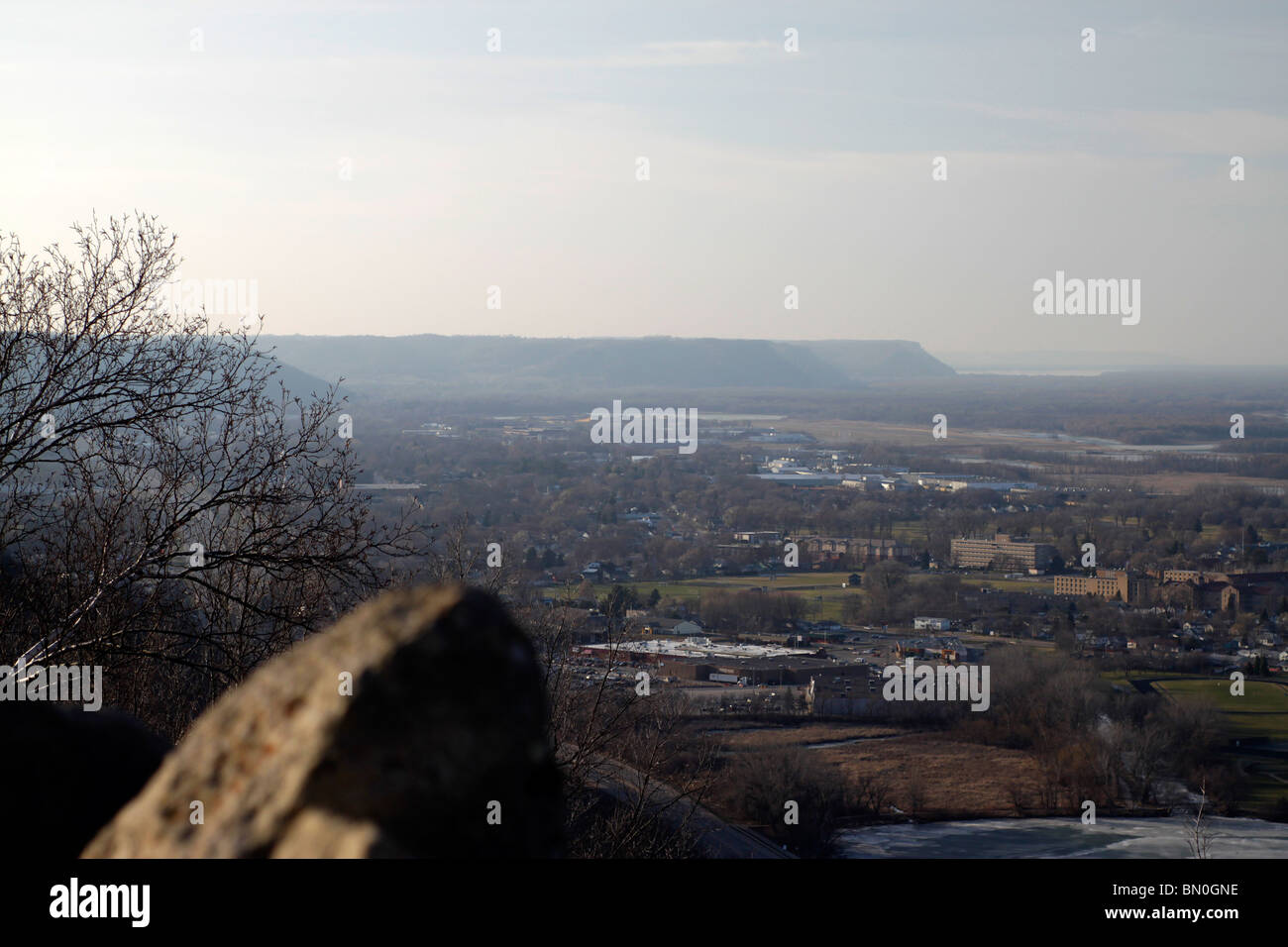 Mississippi-Tal, Blick nach Norden über Winona Minnesota von Garvin Heights Park.  Driftless Bereich S. Minnesota und Wisconsin W Stockfoto