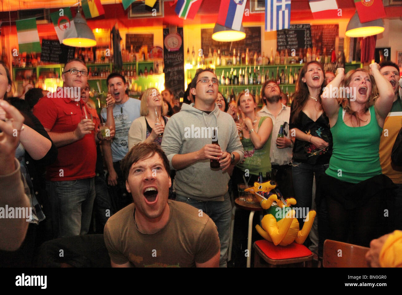 Anhänger der Australien-Fußball-Nationalmannschaft beobachten ihre Mannschaft spielen Ghana in der WM. Sie sind bei Bar Kick, Shoreditch Stockfoto