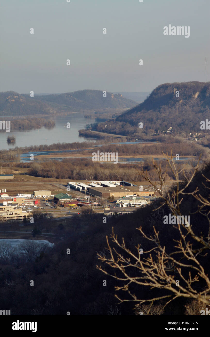 Winona Minnesota Blick nach Süden Mississippi River Tal in Richtung Trempleau Wisconsin und Perrot State Park auf der linken Seite Stockfoto