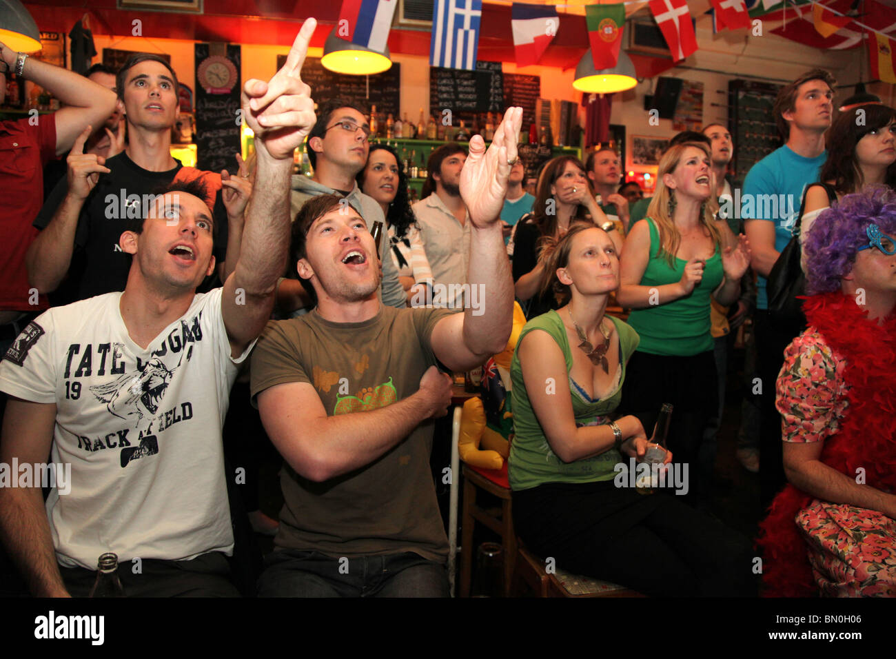 Anhänger der Australien-Fußball-Nationalmannschaft beobachten ihre Mannschaft spielen Ghana in der WM. Sie sind bei Bar Kick, Shoreditch Stockfoto
