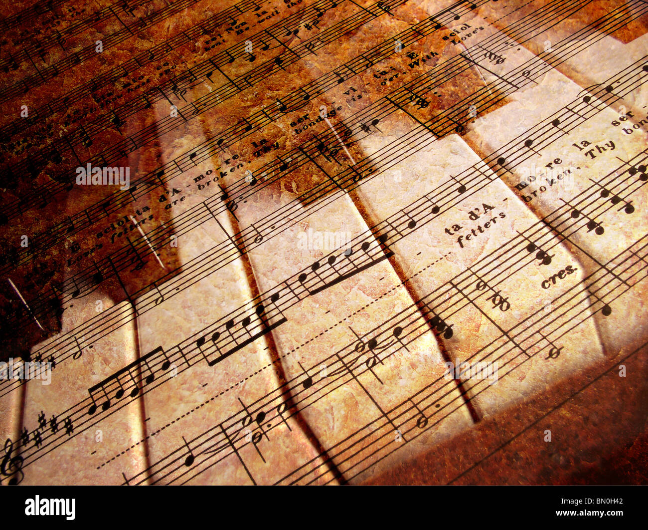 Musik abstrakt, Noten über die Klaviertasten Stockfoto