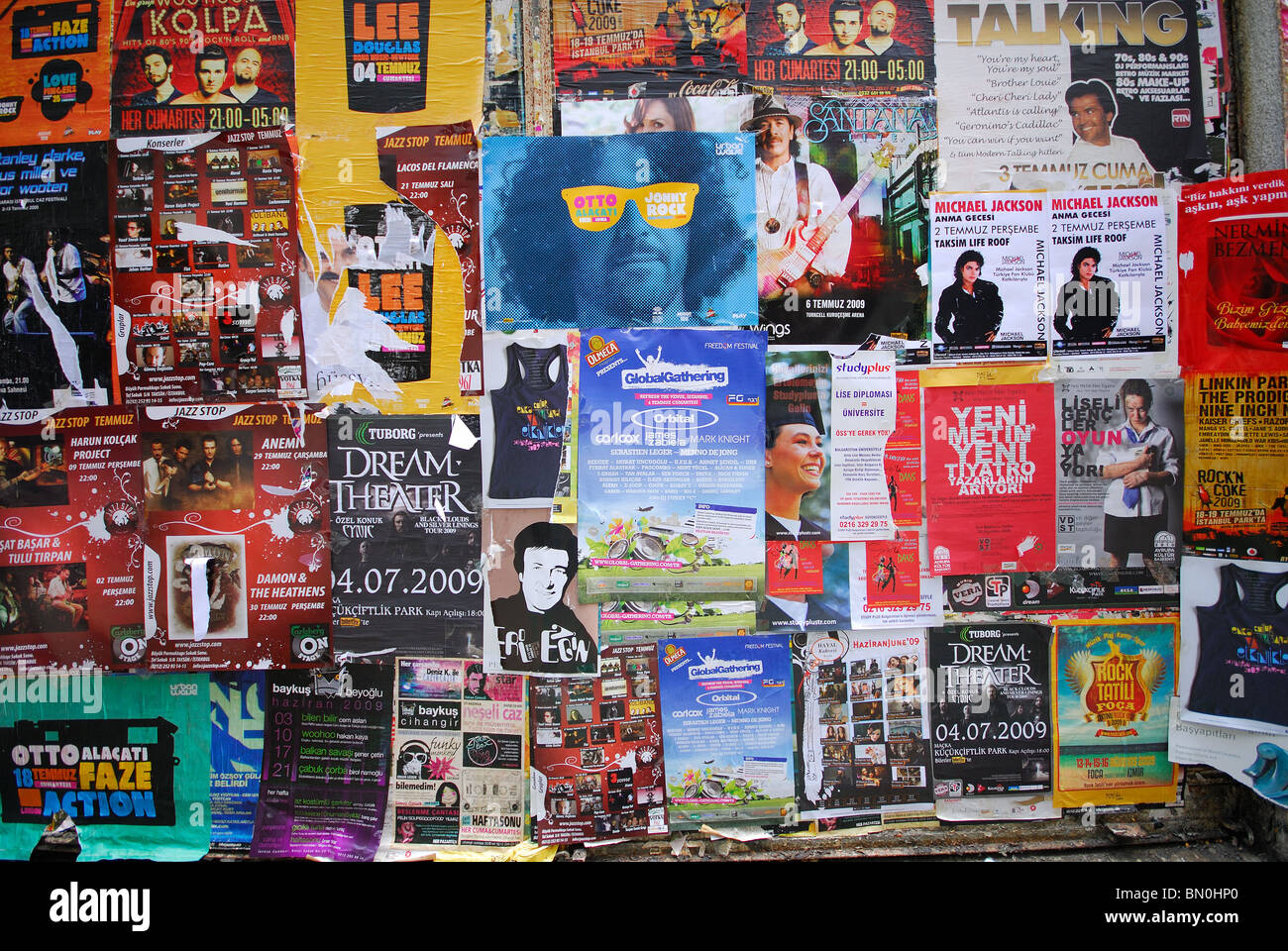 ISTANBUL, TÜRKEI. Poster und Plakate Werbung Veranstaltungen an einer Wand auf Sofyali Sokagi im Stadtteil Beyoglu. 2009. Stockfoto