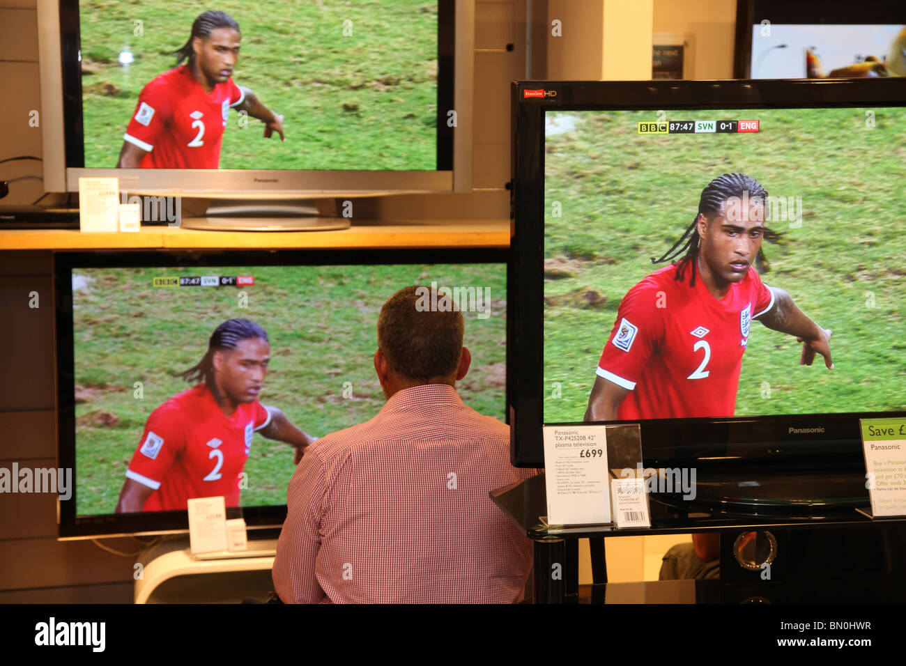 Gerade im Wettbewerb im Fußball World Cup-Finale 2010 auf Fernsehern in einem Kaufhaus in London England. Glenn Johnson. Stockfoto