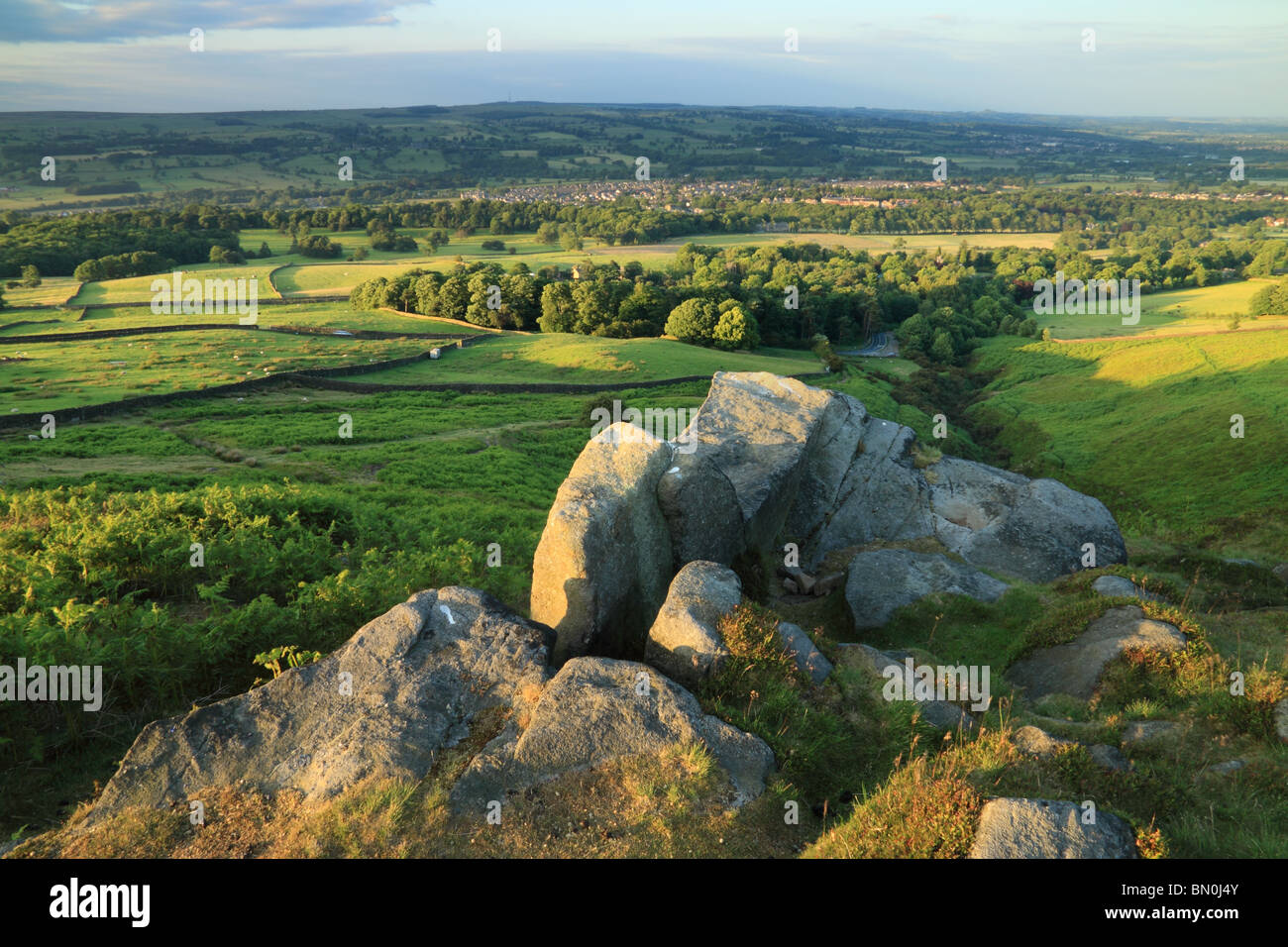 Ein Felsvorsprung auf Burley Moor (der an Ilkley Moor grenzt), mit Blick auf das untere Wharfedale in West Yorkshire, England. Stockfoto