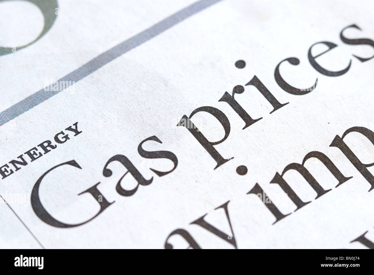 Hoher Preis für Energie und Benzin in einer News-Artikel-Überschrift Stockfoto