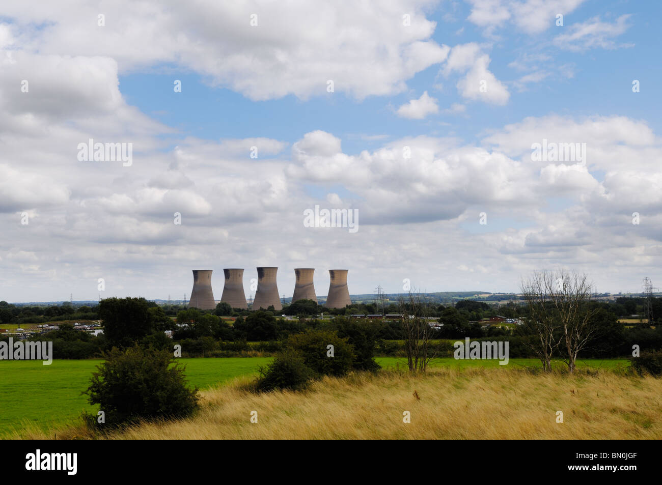 Die fünf verbliebenen Kühltürme des alten Willington power station, Derbyshire, England. Stockfoto