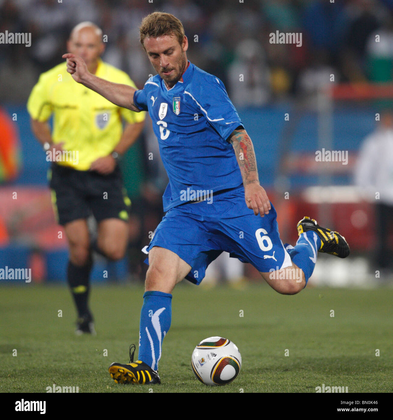 Daniele de Rossi von Italien setzt auf um den Ball während eines Fußballspiels 2010 FIFA World Cup gegen die Slowakei 24. Juni 2010 zu treten. Stockfoto