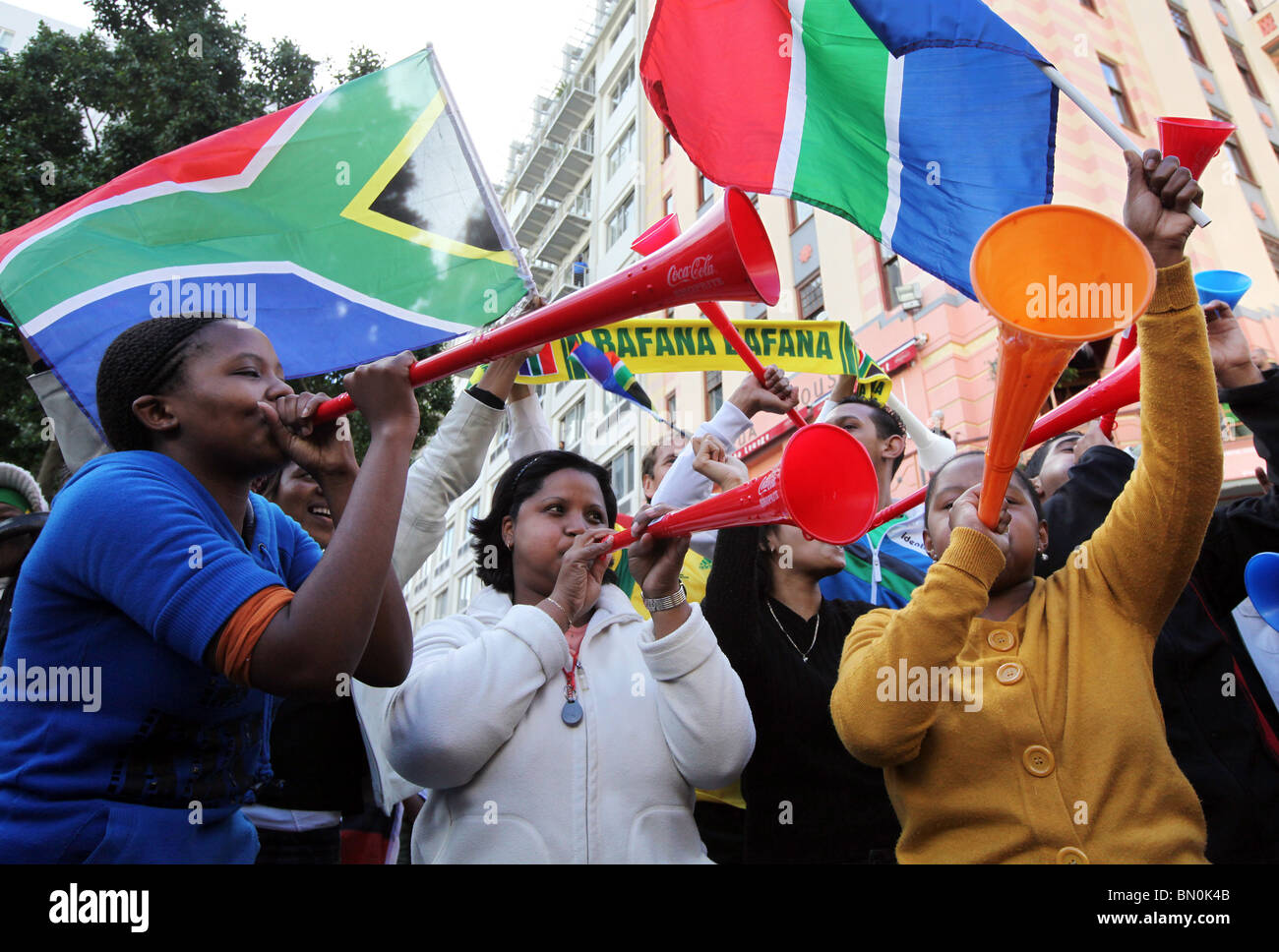 Südafrikanischen Fußballfans Schlag ihre Vuvuzelas auf dem Green Market Square in Kapstadt Stockfoto