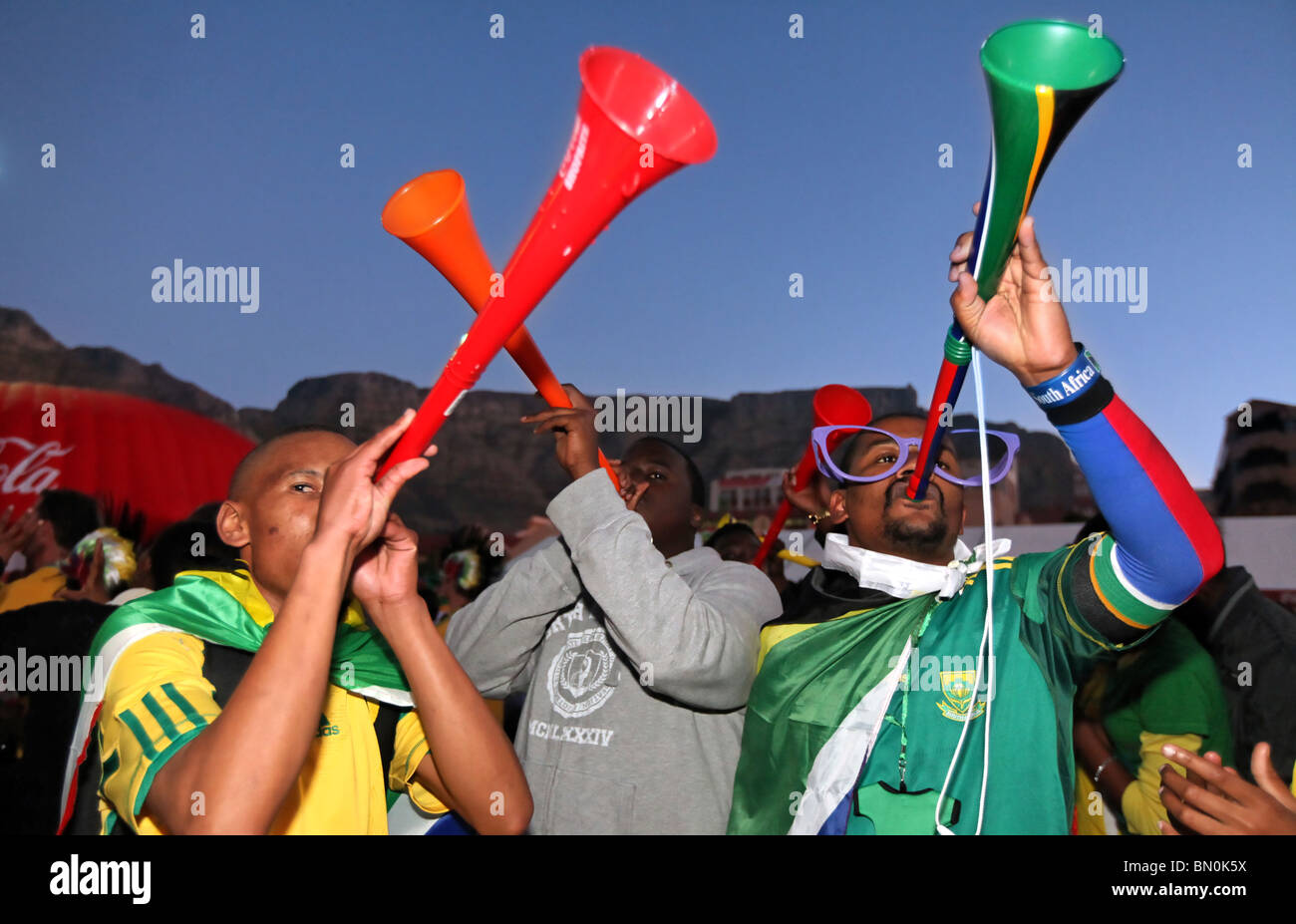 Südafrikanischen Fußballfans Schlag ihre Vuvuzelas in Kapstadt. Tafelberg im Hintergrund Stockfoto