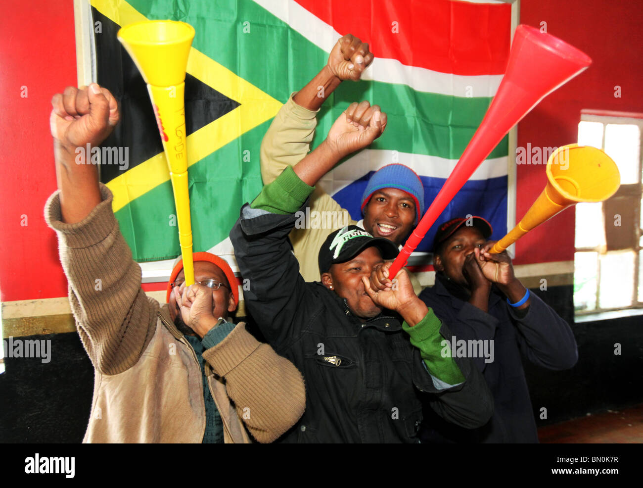 Südafrikanischen Fußballfans Schlag ihre Vuvuzelas in einem Township Shebeen (Pub) in Kapstadt. Stockfoto