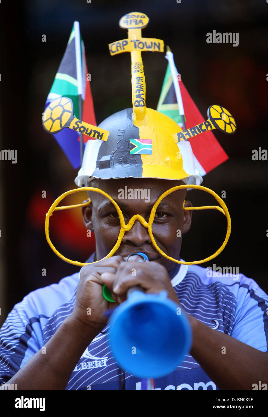 Südafrikanische Fußball-Fan bläst seine Vuvuzelas in Kapstadt. Stockfoto