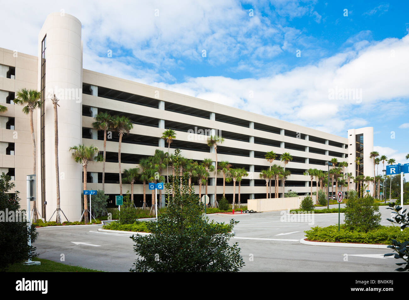 West Palm Beach, FL - Dez 2008 - Parkhaus am Palm Beach International Airport (PBIA) in Florida Stockfoto