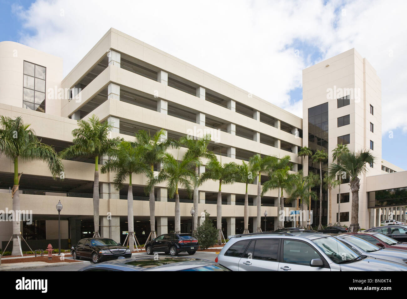 West Palm Beach, FL - Dez 2008 - Parkhaus am Palm Beach International Airport (PBIA) in Florida Stockfoto