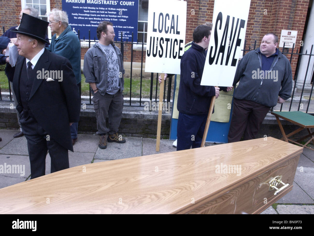 Harrow Magistrates Court den Tod des lokalen Justiz demo Stockfoto